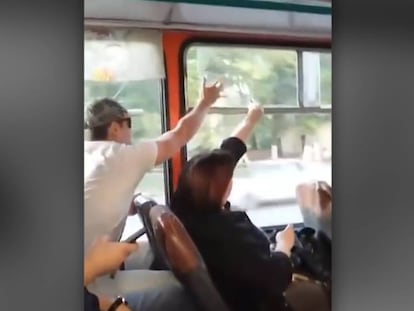 Vídeo grabado por otro de los viajeros del autobús.
