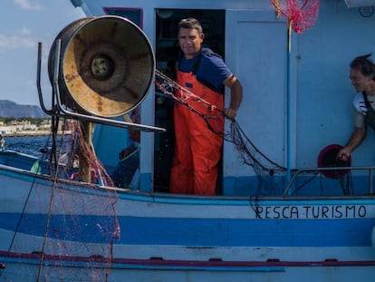 Rosario Ritunno (izquierda) y su compañero, Paolo Sinagra (derecha), faenando. En vídeo, el pacto de los pescadores de las islas Egadas.