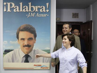 Una de las precandidatas a suceder a Rajoy, Soraya Sáenz de Santamaría, visita la sede del PP en el distrito del Barrio de Salamanca en Madrid.