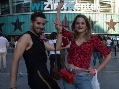 Fernando y Cristina, dos seguidores de Shakira, que acuden por primera vez a uno de sus conciertos. En vídeo, imágenes del concierto de la artista.