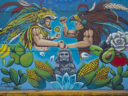 Un hombre pasa junto a uno de los murales de la Central.