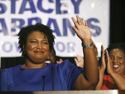 Stacey Abrams, candidata a gobernadora de Georgia, saluda a simpatizantes en un acto en Atlanta el pasado 22 de mayo. En vídeo, declaraciones de Alexandria Ocasio-Cortez.