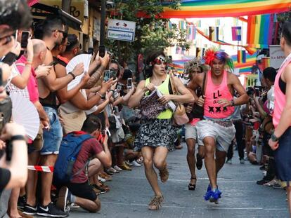 Llegada de los primeros clasificados en la carrera de tacones del Orgullo de Madrid.