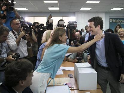 Casado vota en la sede del distrito de Salamanca, en Madrid.