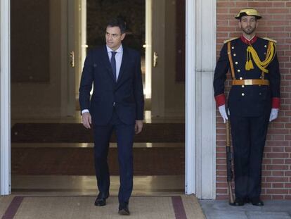 El presidente del Gobierno, Pedro Sánchez, sale a la escalinata del palacio de La Moncloa.