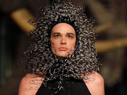 Un modelo luce un diseño de la colección de Palomo Spain, este domingo.
