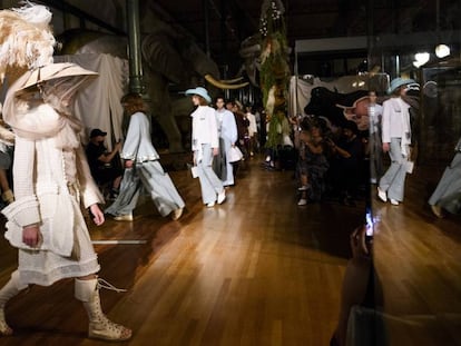 Durante el desfile hubo referencias a las reinterpretaciones saharianas de Yves Saint Laurent, las ilustraciones del Mahabhárata, las odaliscas de Ingres, los habitantes del monte Olimpo, la 'jet-set' setentera, la moda masculina del siglo XVIII, los pierrots y arlequines picassianos y los folletines de Louis Feuillade.