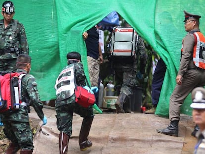Personal médico accede a una zona restringida durante los preparativos para transportar a los niños rescatados al hospital en los alrededores de la cueva Tham Luang, este domingo, en Tailandia.