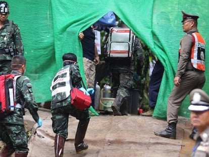 Personal médico accede a una zona restringida durante los preparativos para transportar a los niños rescatados al hospital en los alrededores de la cueva Tham Luang, este domingo, en Tailandia.