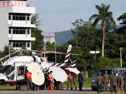 Soldados y policías tailandeses evacúan en helicóptero a uno de los niños rescatados este lunes.