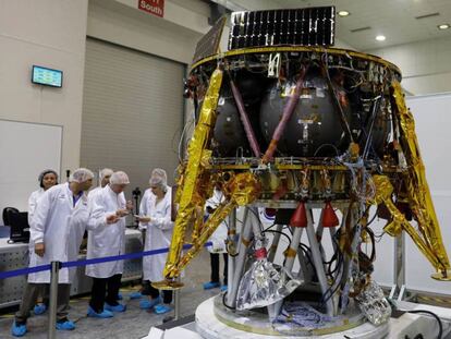 Científicos de Israel, junto a la sonda que lanzarán a la luna.