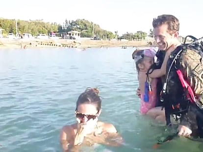 El soldado Hyrum Bronson se reúne con su familia en una playa de Okinawa, Japón.