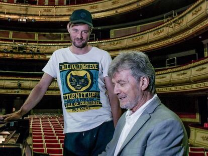 Eloy Arenas (al piano) y Eloy Azorín protagonizarán la clausura del Festival de Almagro. En la imagen posan en el Teatro de la Zarzuela (Madrid).