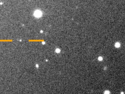 El nuevo satélite Valetudo, señalado por dos rayas naranjas.