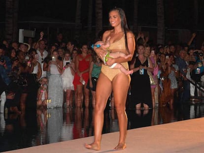 La model Mara Martin dona el pit a la seva filla a la passarel·la, a Miami.