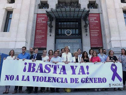 La alcaldesa de Madrid, Manuela Carmena, junto a otros concejales, en una protesta contra la violencia machista el 9 de julio.