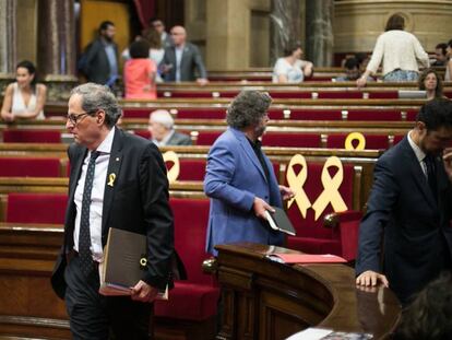 El president de la Generalitat, Quim Torra, abandona l'hemicicle del Parlament.