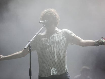 Mikel Izal, vocalista de la banda Izal, durante su actuación en el Festival Internacional de Benicassim. 19 de julio, 2018. Foto: Saúl Ruiz.