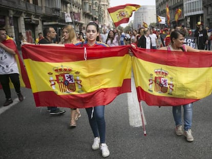 Jóvenes en una manifestación por el centro de Barcelona convocada por Societat Civil Catanala.