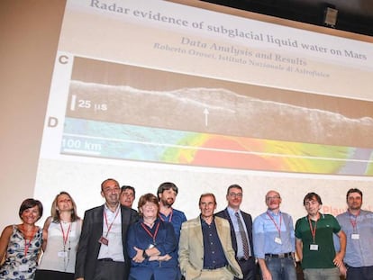 Astrofísicos e investigadores italianos posan para una fotografía durante una rueda de prensa en la sede de la Agencia Espacial Italiana (ASI) en Roma (Italia), ayer, tras la presentación de los resultados.