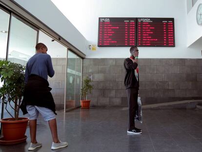 Un migrante senegalés espera en la estación de Algeciras, en Cádiz, su próximo autobús.