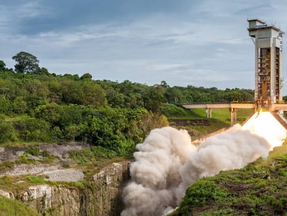 Primer test del motor P120C en el banco de pruebas de Kourou, en la Guayana Francesa.