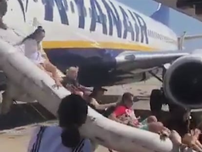 Desallotjament de l'avió al Prat.