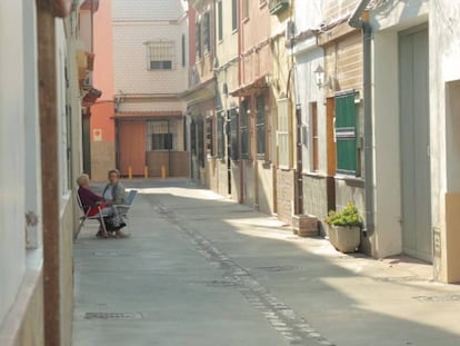 Dos vecinas se sientan en una calle del barrio linense de los Junquillos.