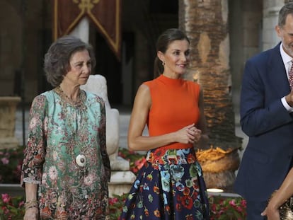 El Rey saluda a la presidenta de Baleares, Francina Armengol este viernes en el Palacio de la Almudaina, en Palma de Mallorca, en presencia de doña Letizia y doña Sofía.