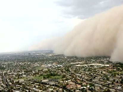 Una tormenta de polvo se aproxima a la ciudad de Phoenix, EE UU.