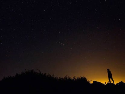 Una perseida cruza el cielo de Villadiego, en la provincia de Burgos. En vídeo, explicación científica de las lluvias de estrellas fugaces.