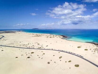 Vista aérea de la carretera de las Dunas en Fuerteventura (Canarias).