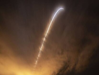 O foguete Delta IV Heavy, com a sonda dentro, voa em direção ao Sol, hoje no Cabo Canaveral / No vídeo, momento em que a NASA lança a sonda Parker. (ATLAS) NASA/BILL INGALLS / HANDOUT EFE