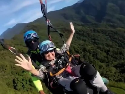 Chin, de 93 años, durante su salto en la isla de Taiwan.