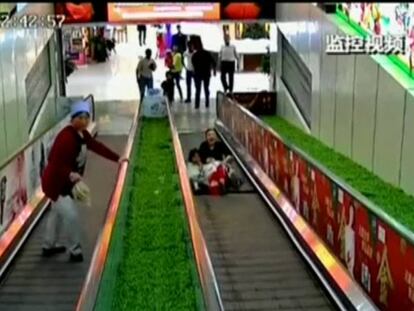 En vídeo, momento en el que dos niñas chinas quedan atrapadas en una escalera mecánica