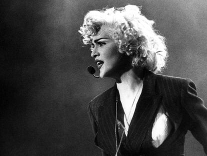 Madonna en su actuación en el Estadio Vicente Calderón en julio de 1990, vestida de Jean Paul Gaultier. / En vídeo, un repaso musical a los 'hits' de Madonna durante su carrera.