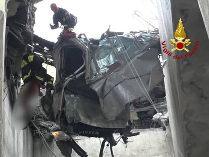 Los bomberos rescatan a un hombre en un coche suspendido del puente de Génova