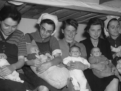 Cinco mujeres judías posan con sus bebés tras la liberación del campo de Dachau (Alemania), en 1945 / En vídeo, la historia de la prisionera ginecóloga de Auschwitz, Gisella Perl (QUALITY-REUTERS)