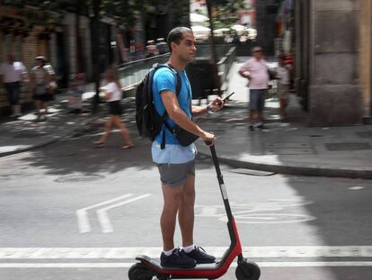 Un hombre monta en un patinete eléctrico por el centro de Madrid / En vídeo, el patinete eléctrico es el nuevo transporte para combatir la contaminación (ATLAS)