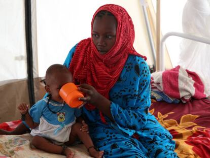 Khoultouma, de 17 años, y su hija Zara, de uno, llevan tres días en el centro de alimentación terapéutica de MSF en Chad.
