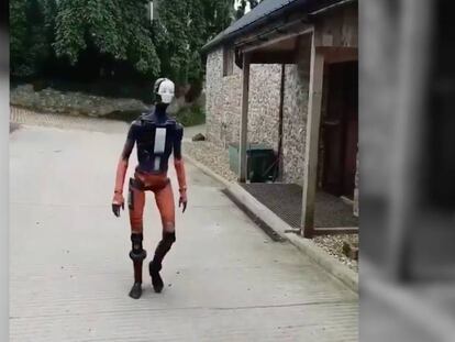 El robot animado por ordenador, ADAM, camina con movimientos realistas.