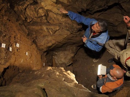 Richard Roberts, Vladimir Ulianov y Maxim Kozlikin en la cueva de Denisova donde se encontraron los restos de la joven híbrida