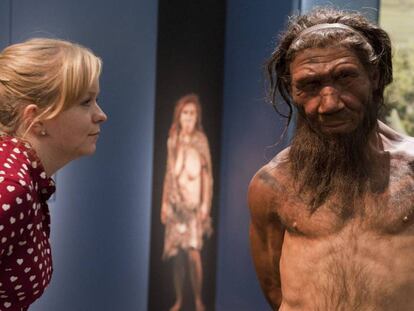 Una mujer observa una reproducción de un neardental en una exhibición sobre esta especie en Londres / En vídeo, un hallazgo histórico