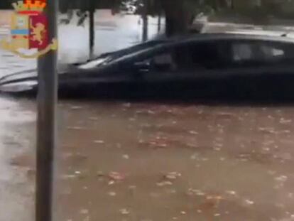 Un coche hundido en Grottaglie, en la región de Apulia al sur de Italia.