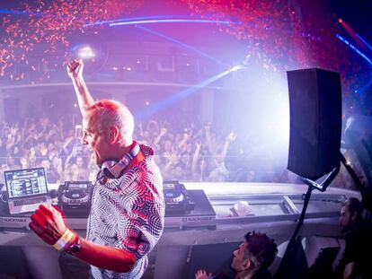 Fatboy Slim durante una de sus frenéticas noches de la fiesta 'Tuesdays on Mars' en la discoteca Pachá de Ibiza.