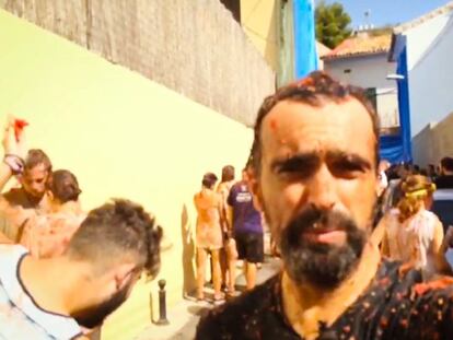 El redactor de EL PAÍS Rafa Gassó durante La Tomatina en Buñol.