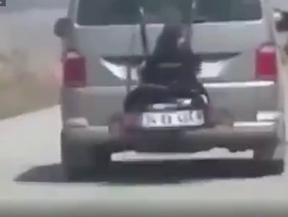 En vídeo, un hombre es detenido por circular con su hija atada al portabicicletas de su furgoneta
