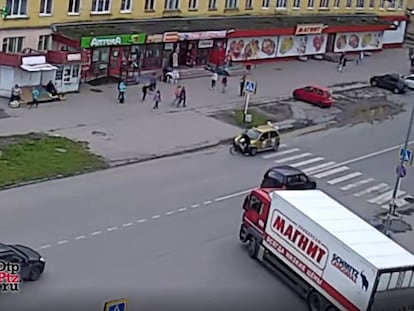 En vídeo, el momento en el que un ciclista adolescente es atropellado por un vehículo en un paso de cebra