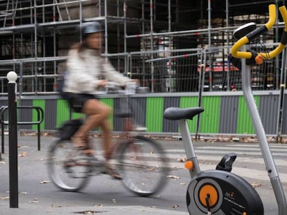 Una mujer se moviliza en una bicicleta. AFP