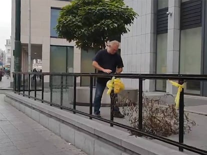 En vídeo, un operario retira los lazos que han aparecido en el tribunal del caso Llarena en bruselas.